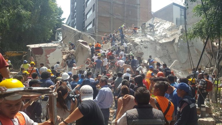 Human chain of rescuers in Mexico City, 2017